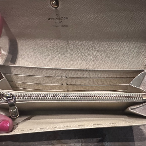 Authenticated Louis Vuitton Damier Azur Wallet - Picture 4 of 10